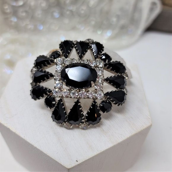 Stunning Rhinestone & Black Glass Brooch Pin Prong set Silvertone - Picture 6 of 8